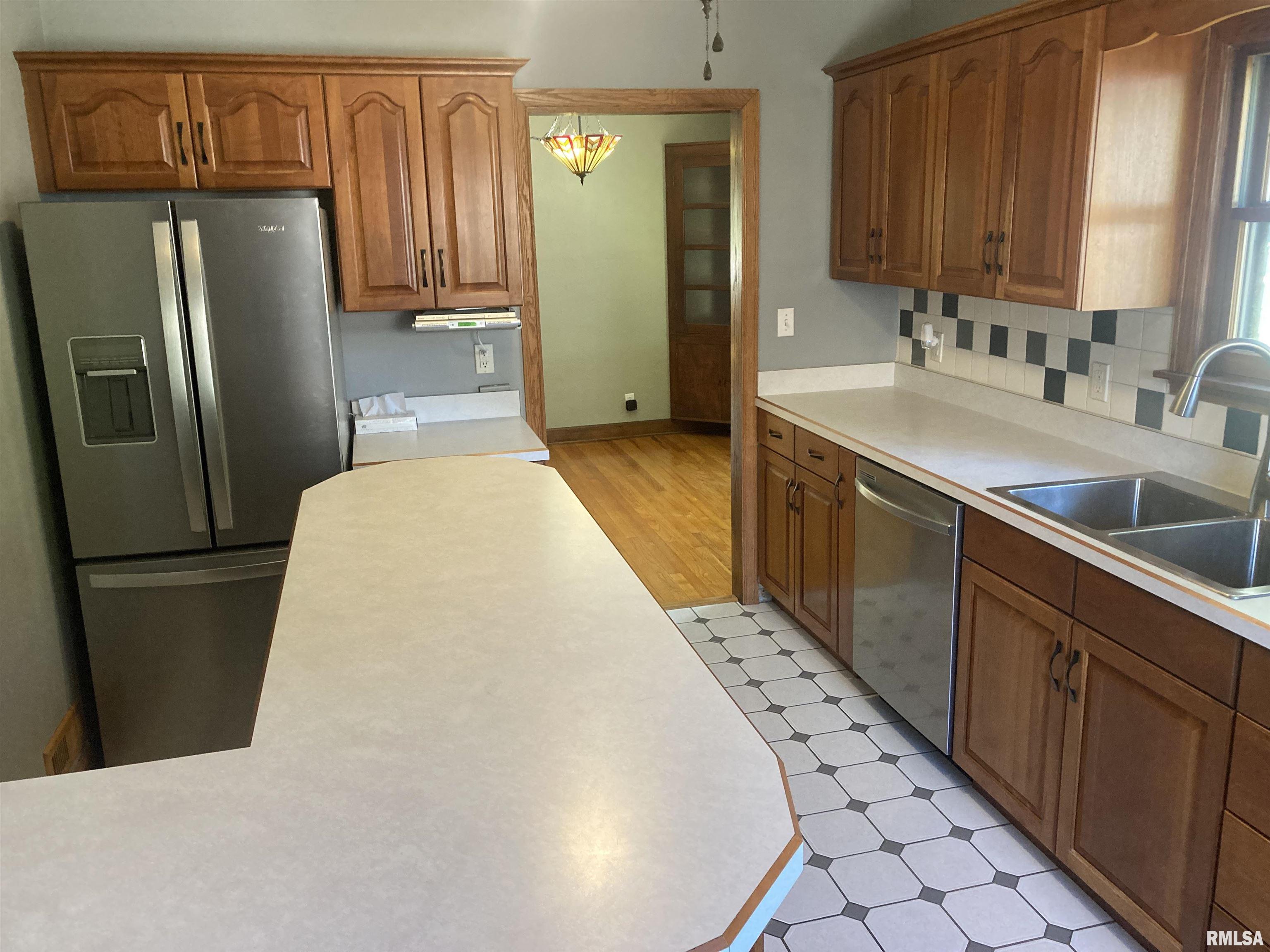 2556 30th Street, Moline, Illinois image 9