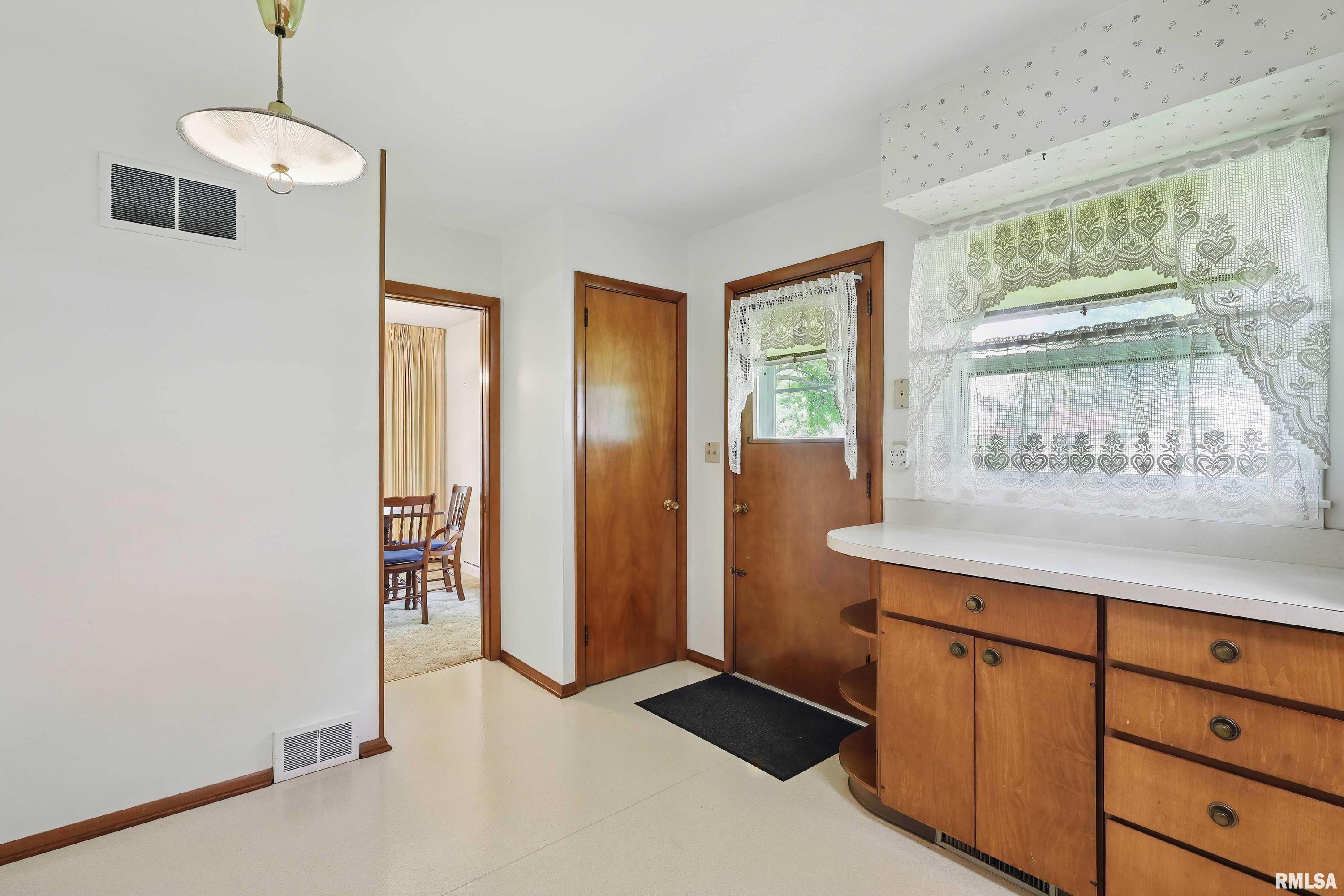 2645 Fillmore Lane, Davenport, Iowa image 16