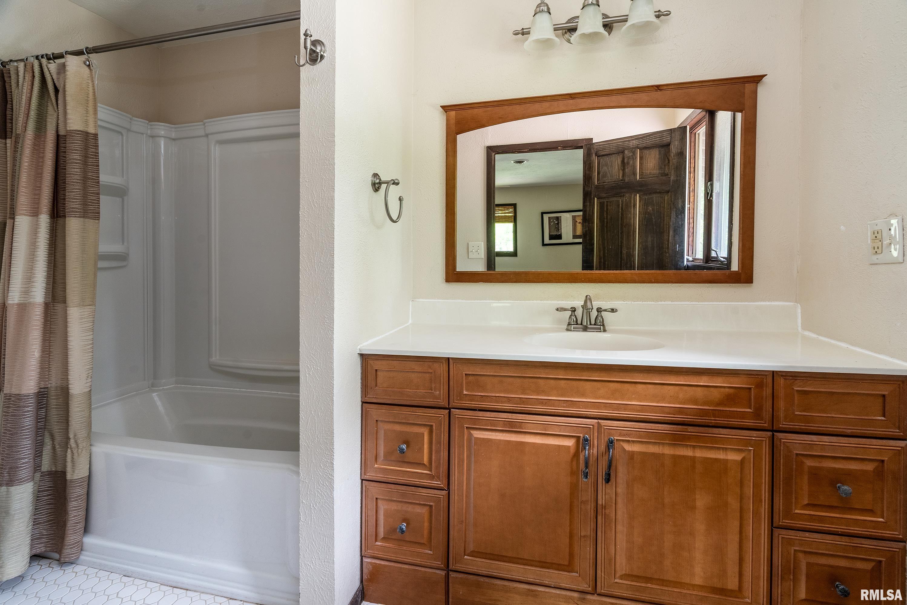 201 N Lark Lane, Carbondale, Illinois image 26