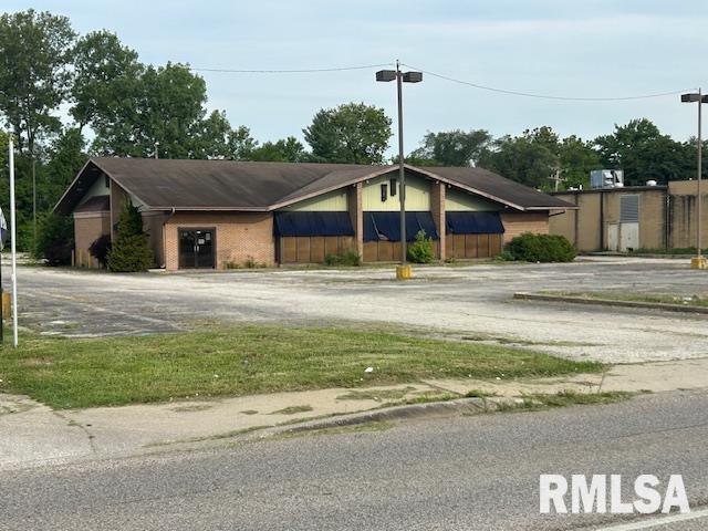 Photo 1 of 26 — 2709 S MACARTHUR Boulevard, Springfield, IL 62704