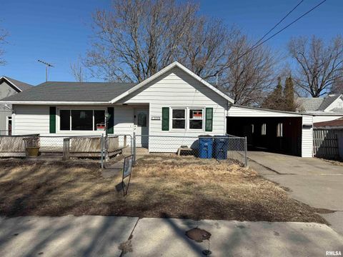 Homes For Sale - 208 W 10th Avenue<br/> Monmouth, IL 61462