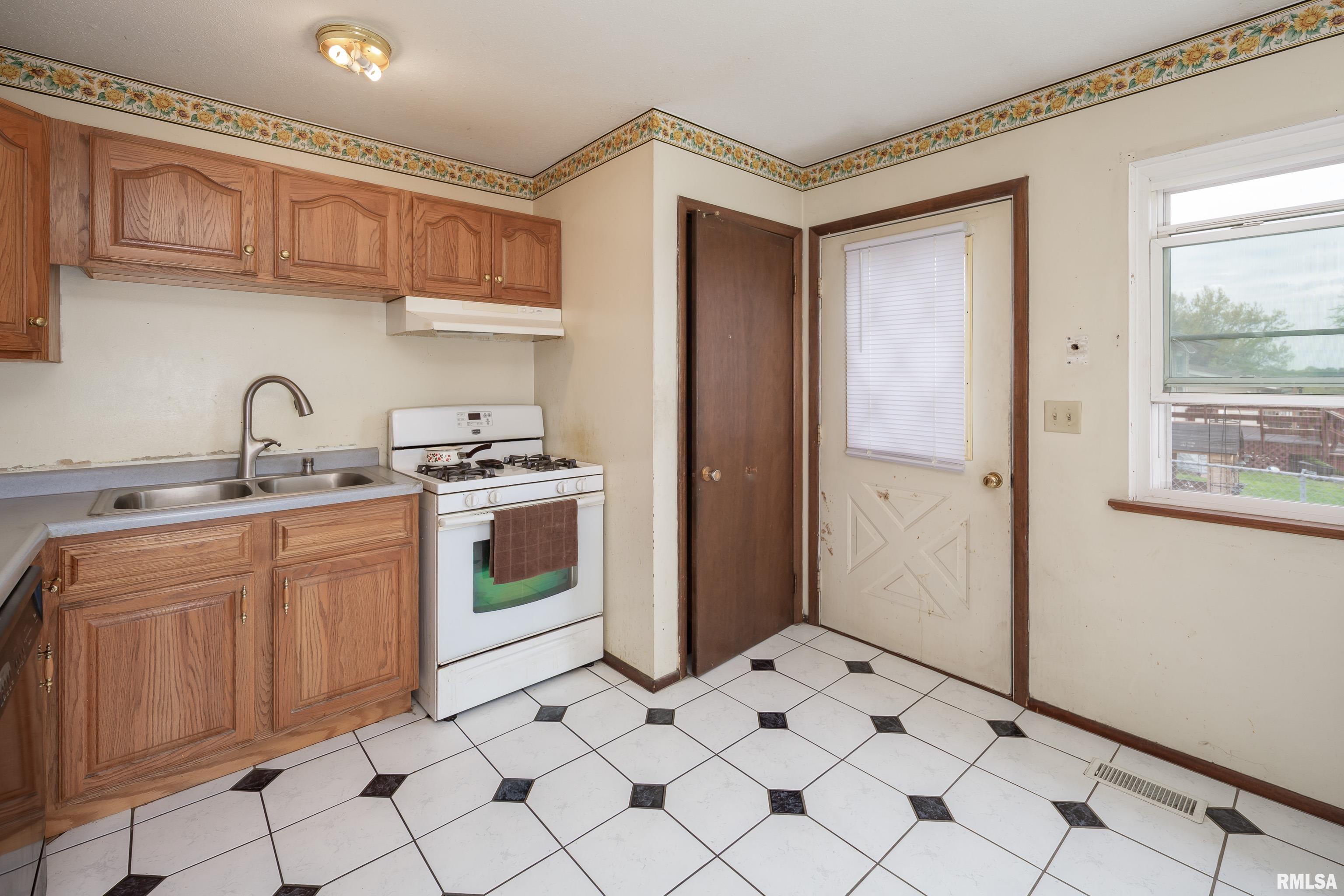 676 W 57th Street, Davenport, Iowa image 12