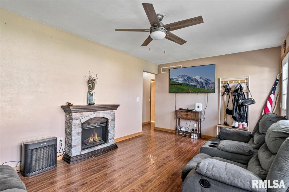 204 N 8th Street, Eldridge, Iowa image 9