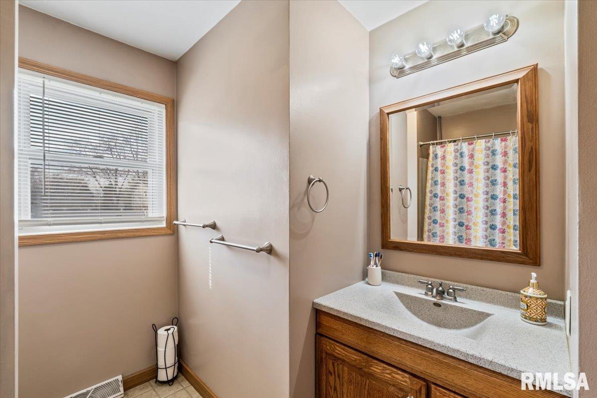 204 N 8th Street, Eldridge, Iowa image 22