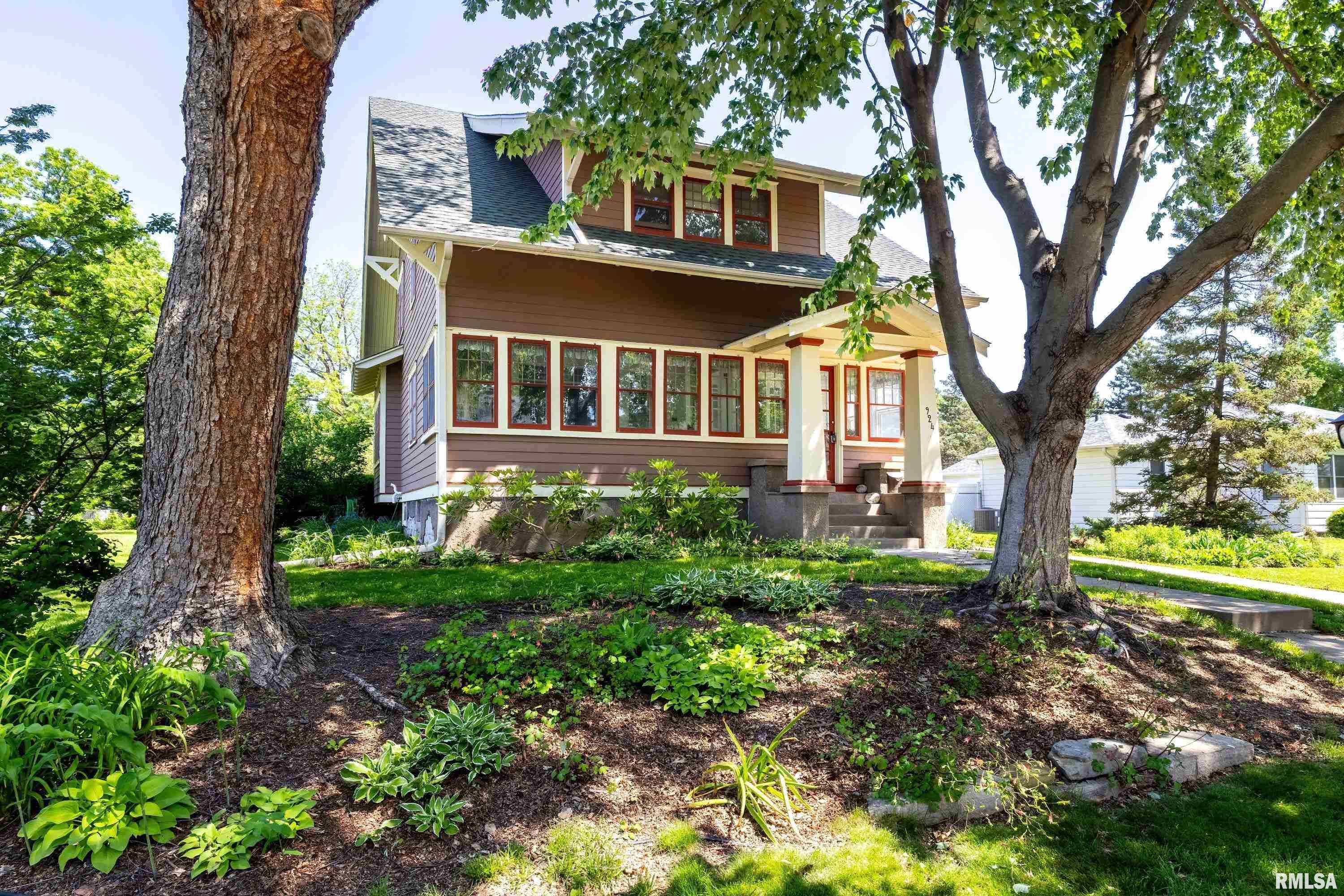 924 Brown Street, Bettendorf, Iowa image 2