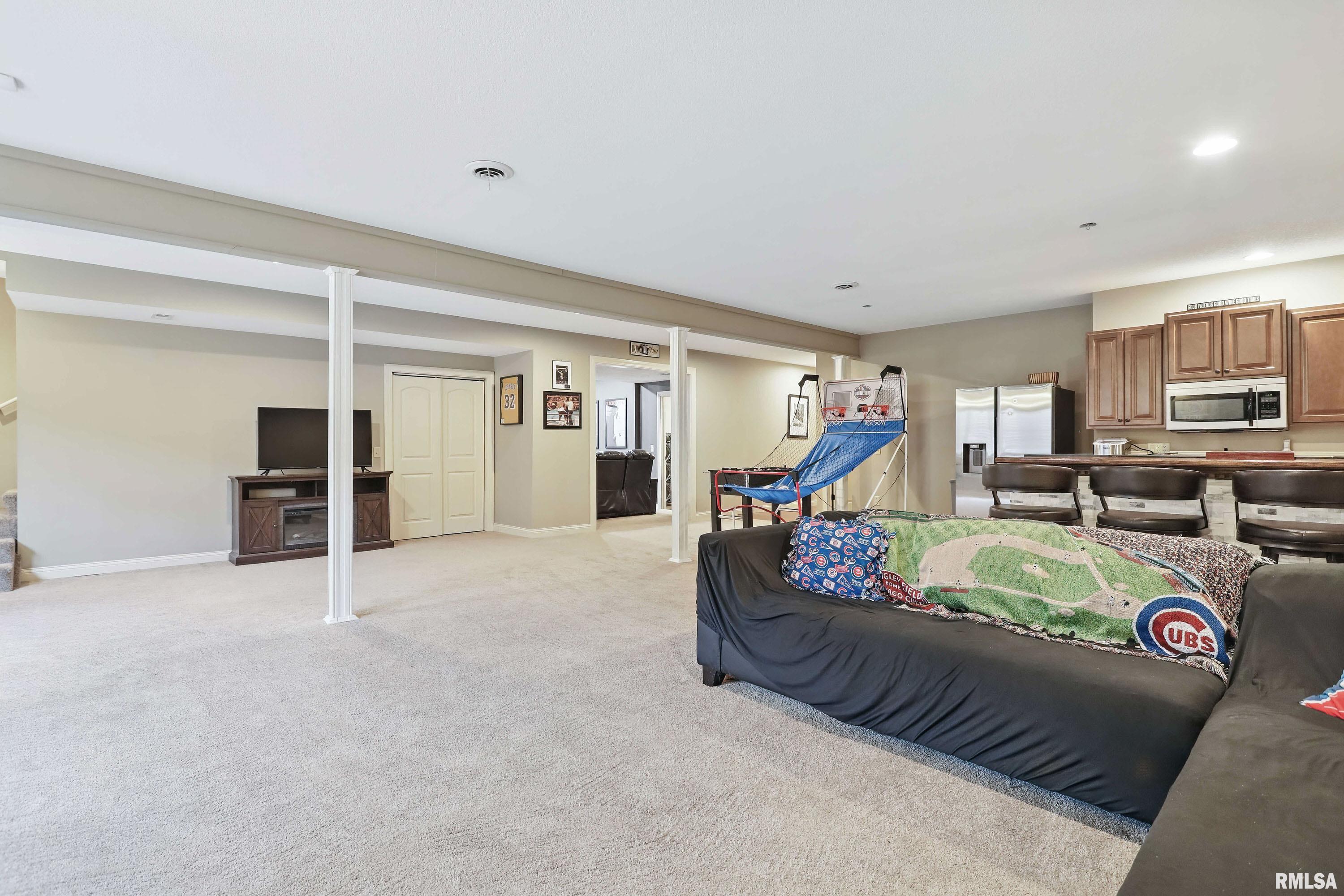 6438 Whispering Pine Drive, Davenport, Iowa image 36