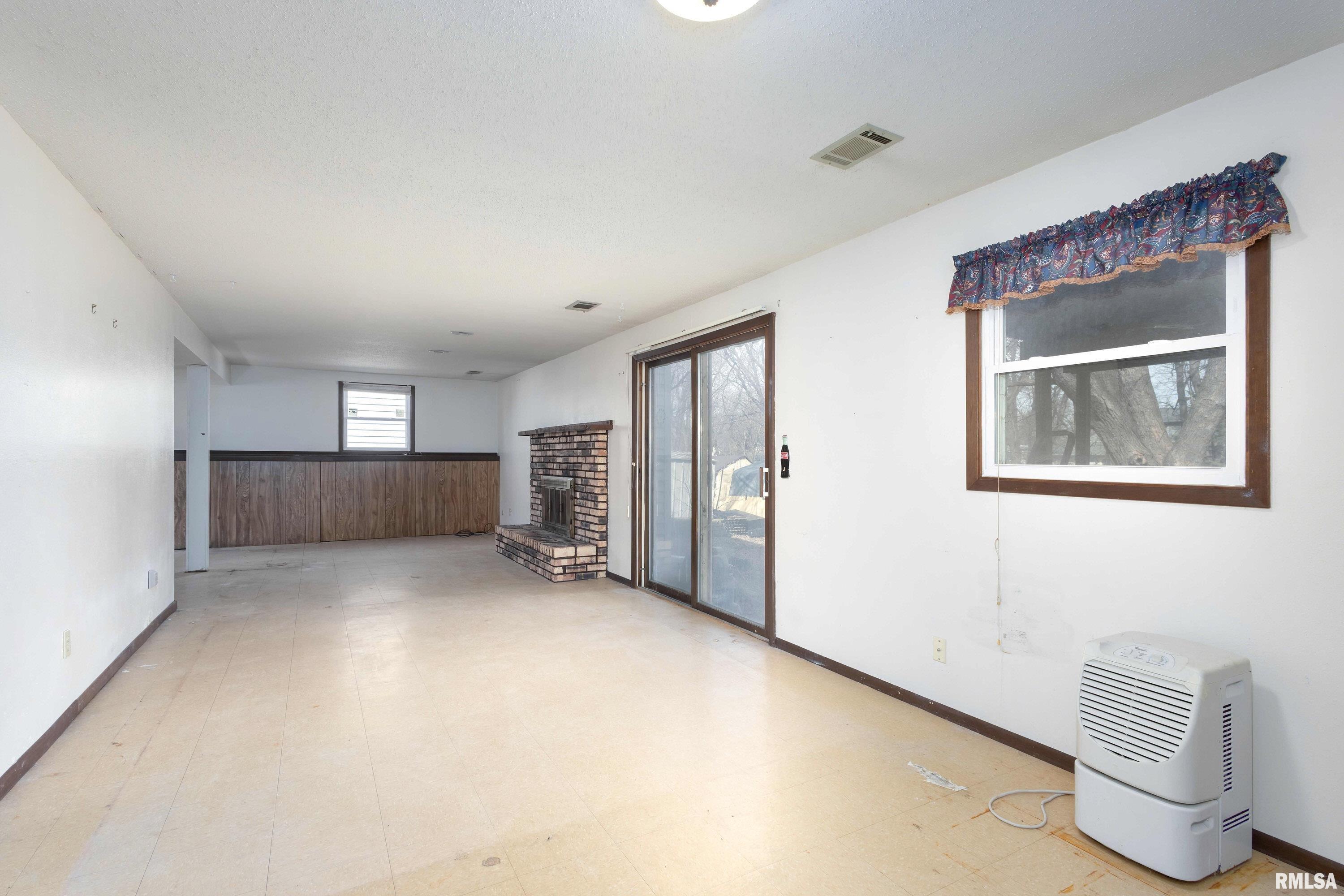 2616 W 56th Street, Davenport, Iowa image 12
