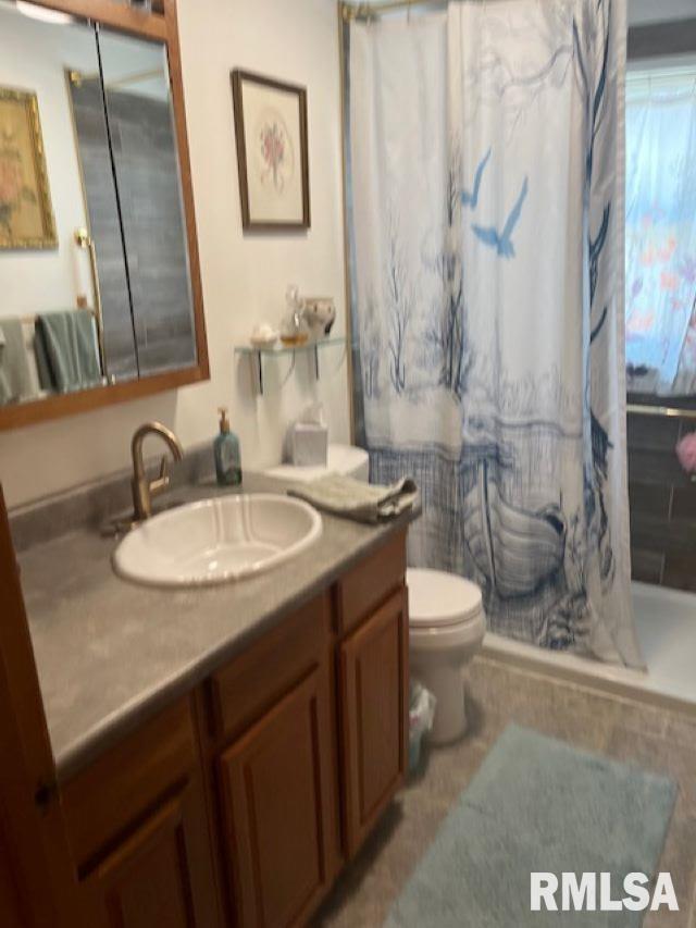 1128 N Cody Road, Le Claire, Iowa image 16