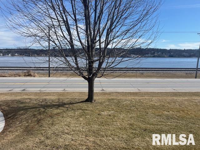 1128 N Cody Road, Le Claire, Iowa image 4