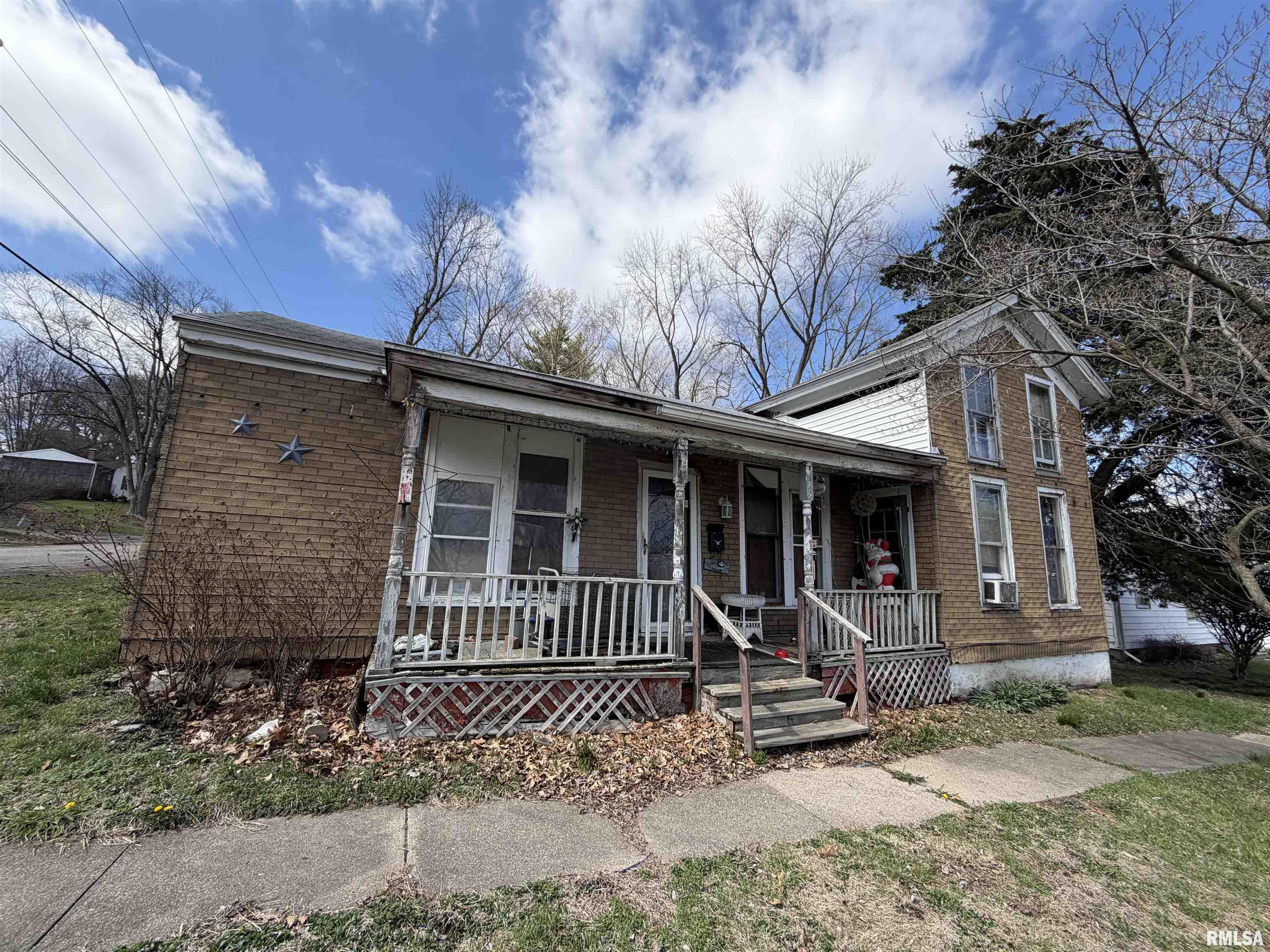 Photo 1 of 4 — 621 S 9th Street, Petersburg, IL 62675