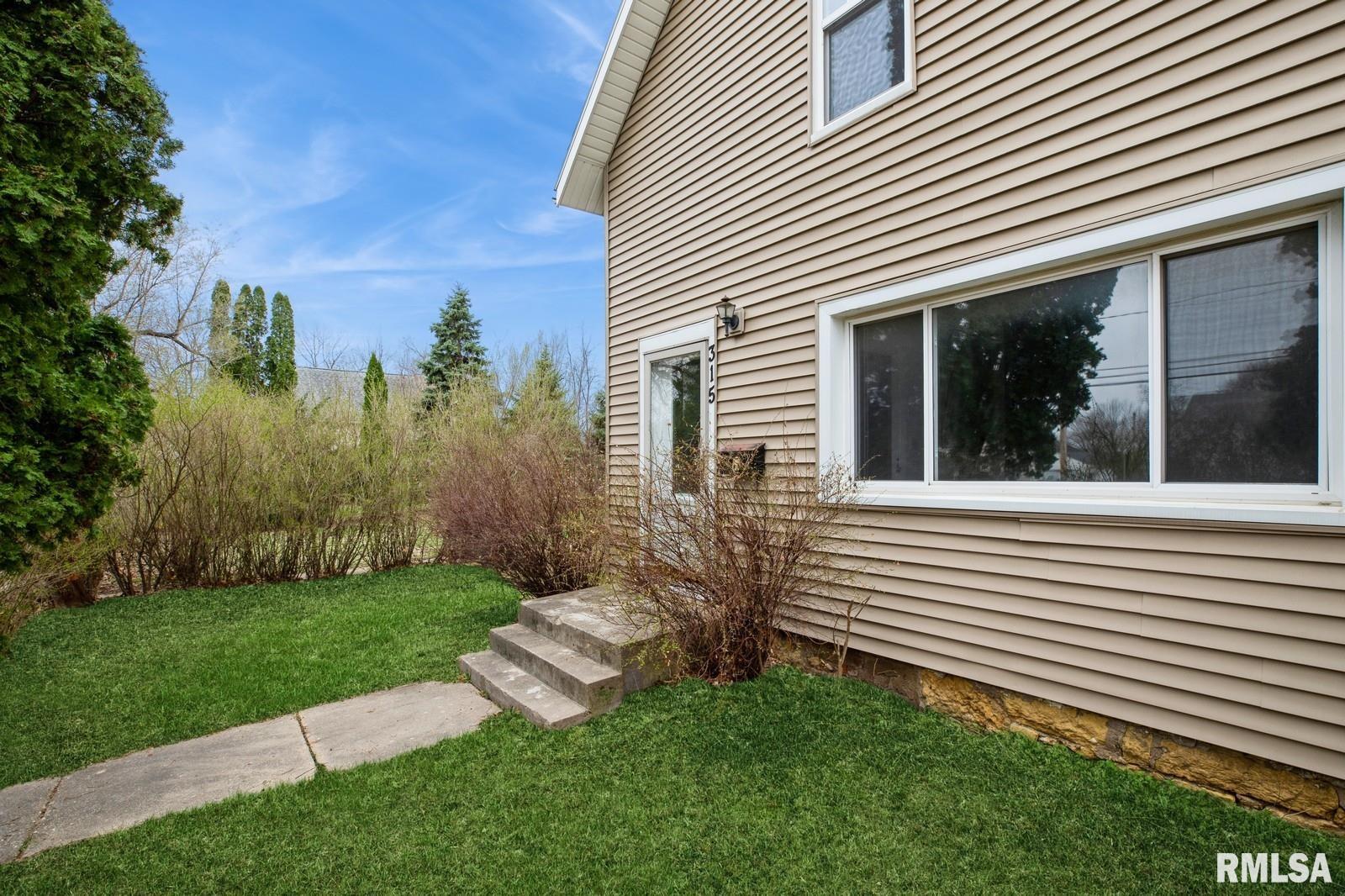 315 6th Avenue, De Witt, Iowa image 2