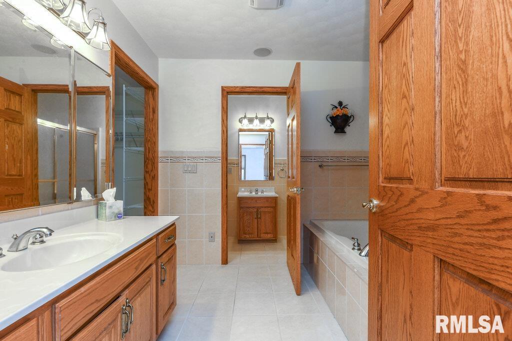 2000 Susan Hope Drive, Pekin, Illinois image 17