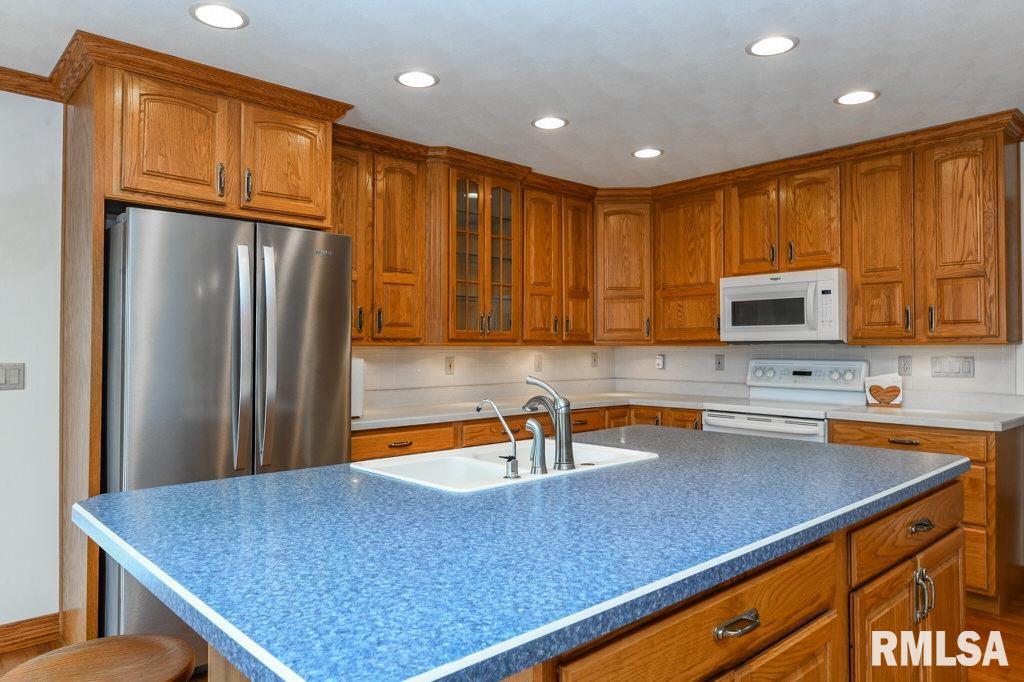 2000 Susan Hope Drive, Pekin, Illinois image 7