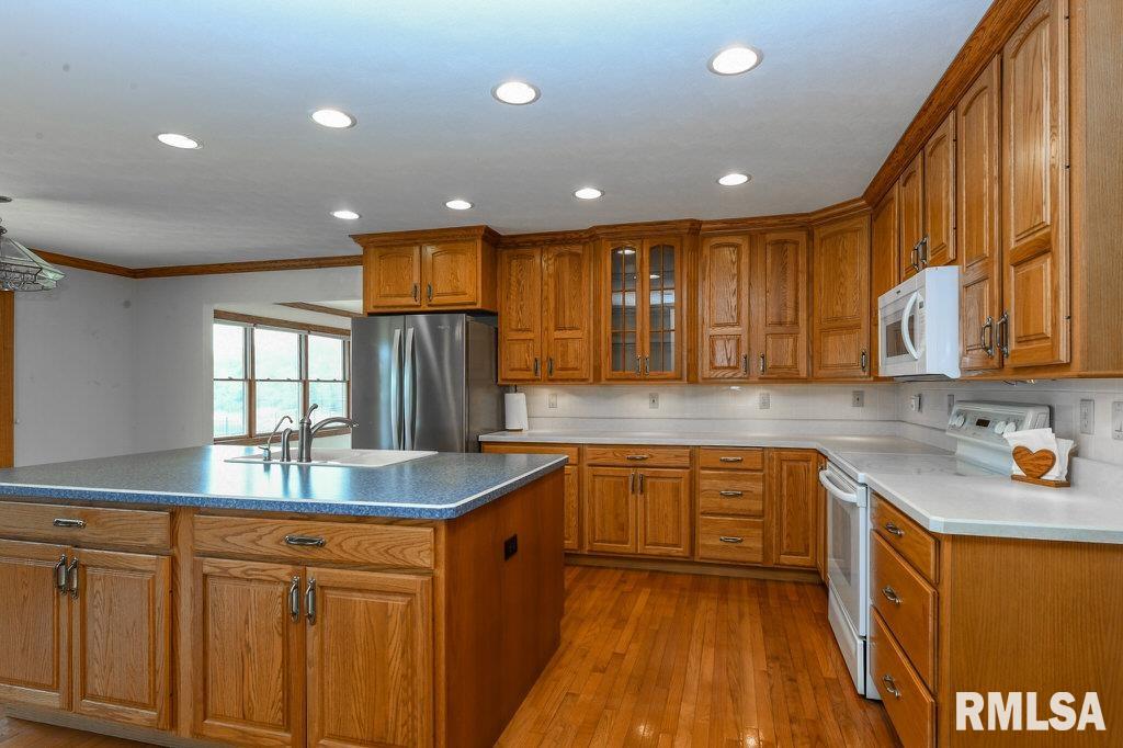 2000 Susan Hope Drive, Pekin, Illinois image 5