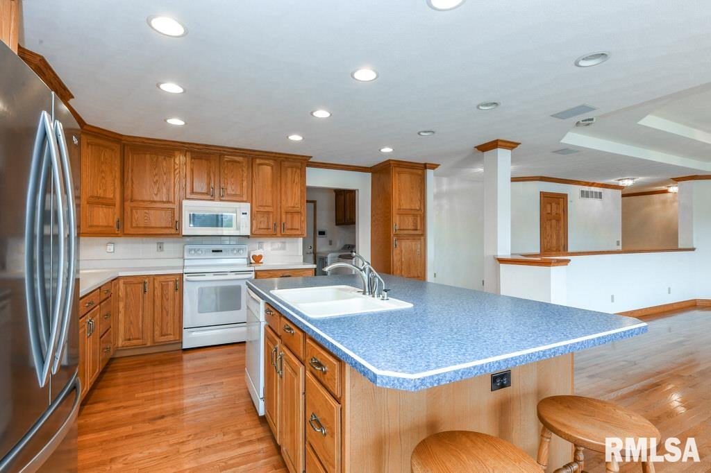 2000 Susan Hope Drive, Pekin, Illinois image 6