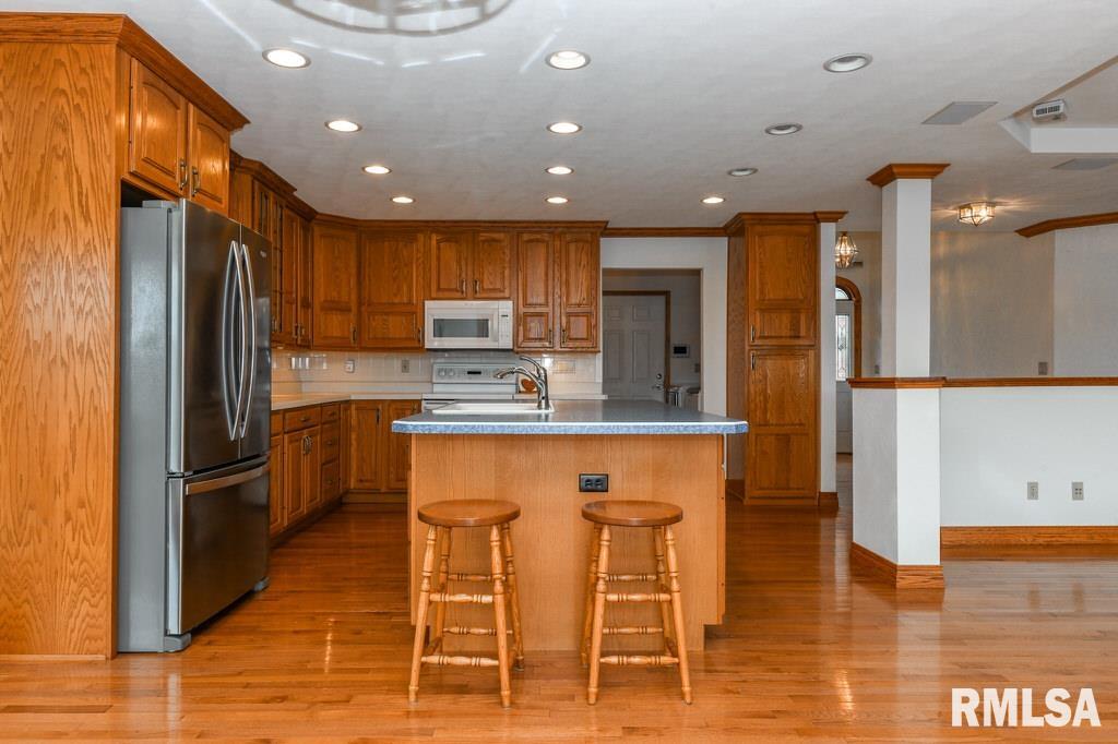 2000 Susan Hope Drive, Pekin, Illinois image 8