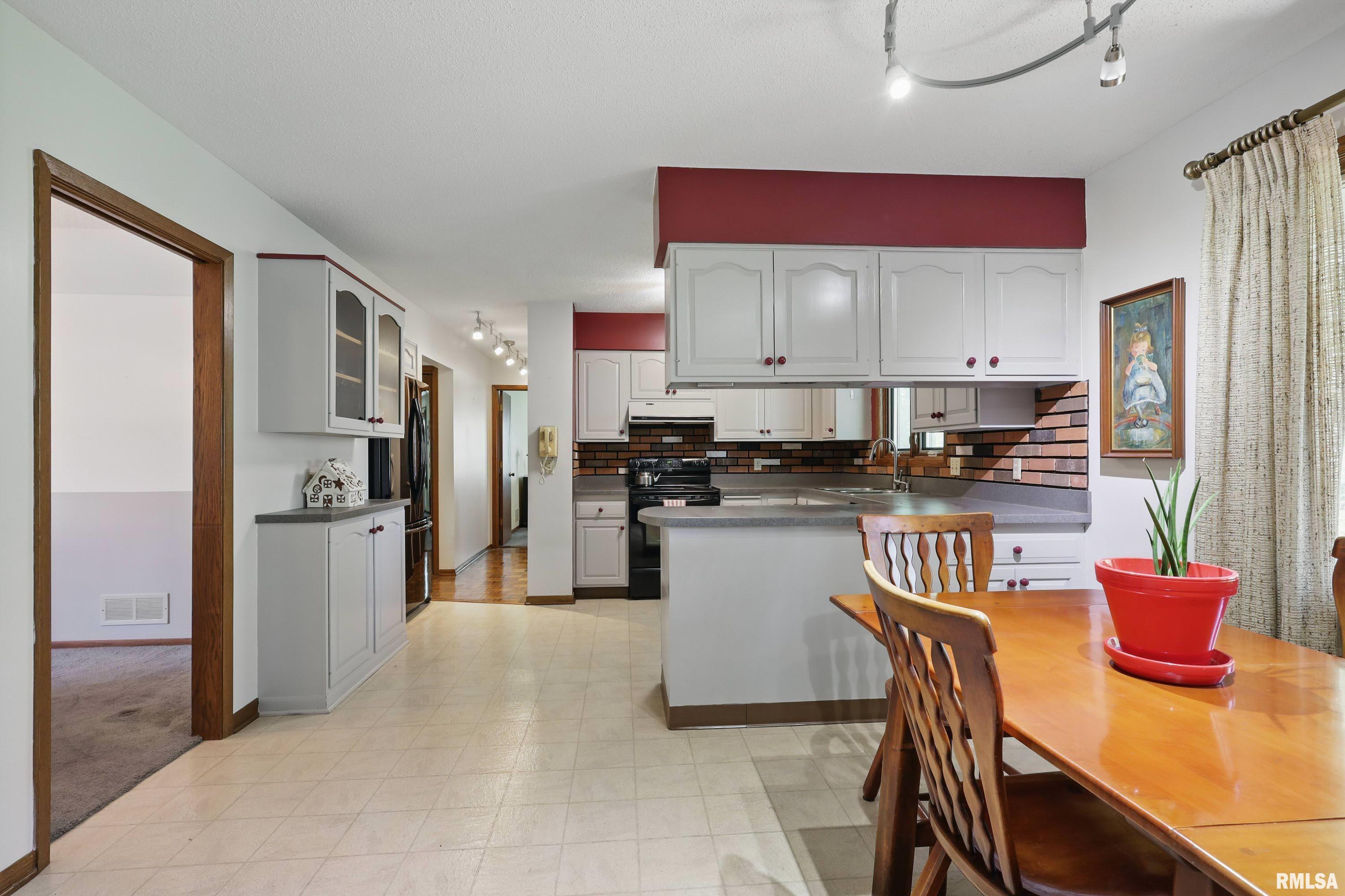 4890 Heatherstone Road, Bettendorf, Iowa image 13