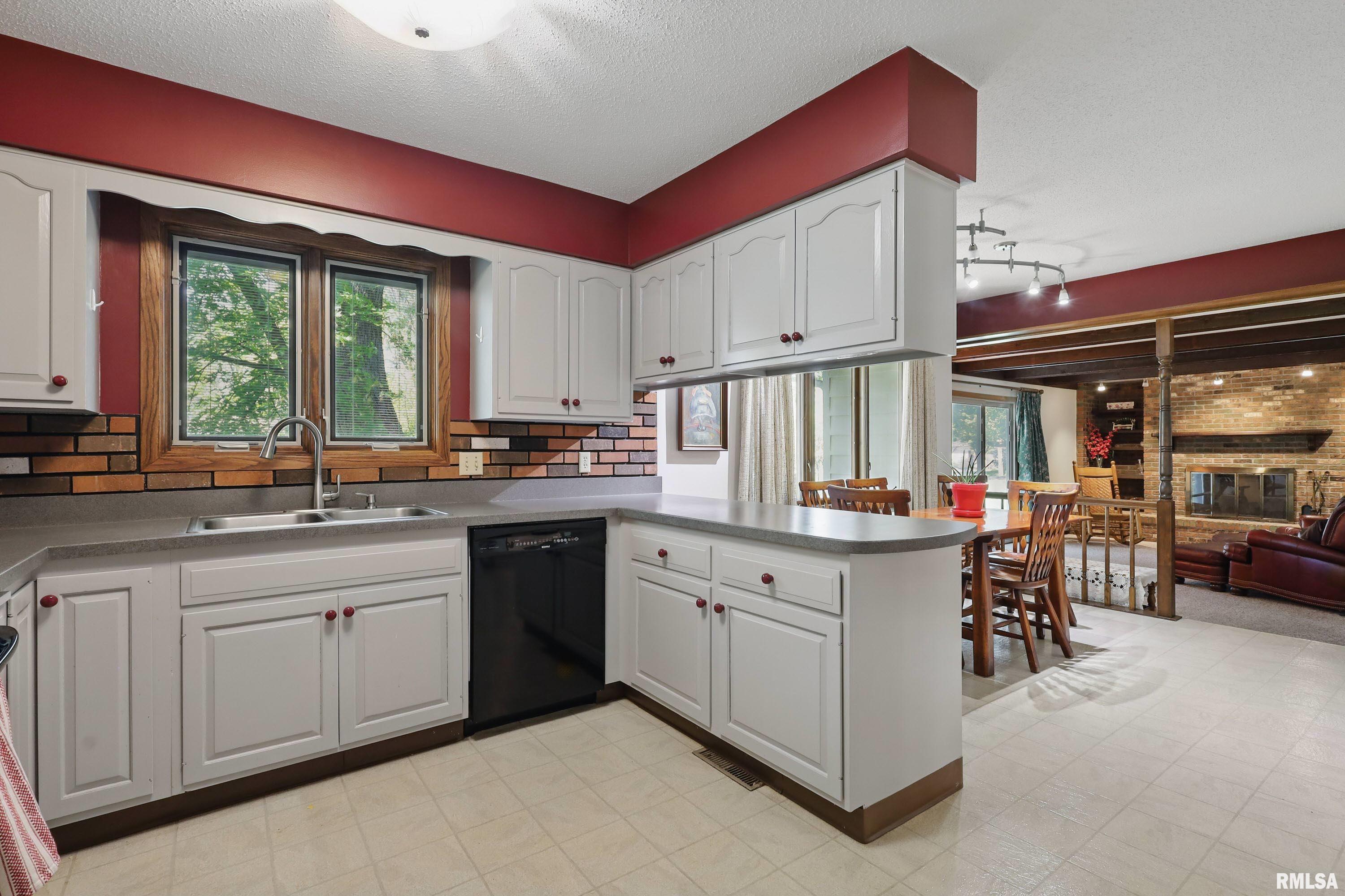 4890 Heatherstone Road, Bettendorf, Iowa image 15