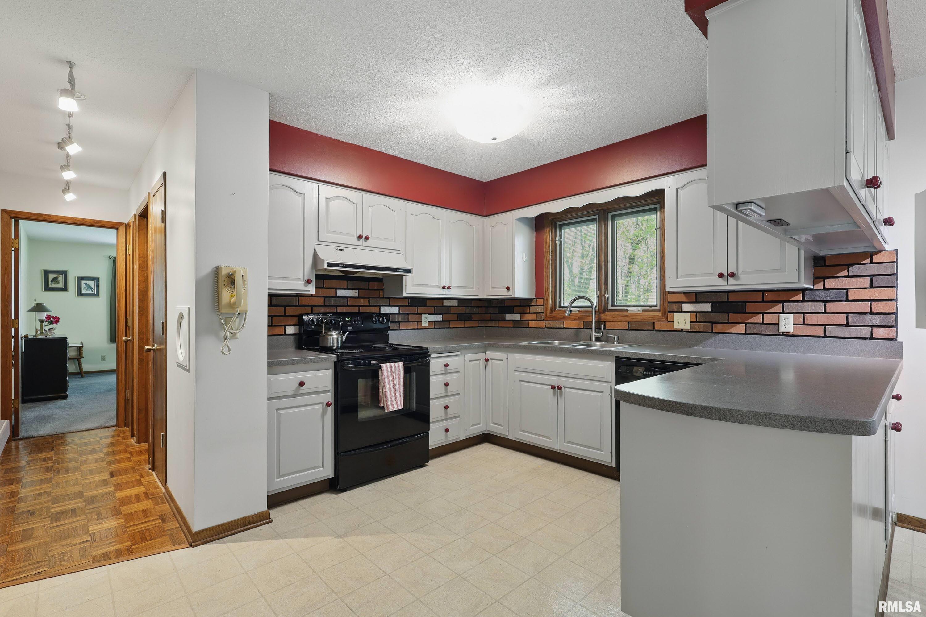4890 Heatherstone Road, Bettendorf, Iowa image 14