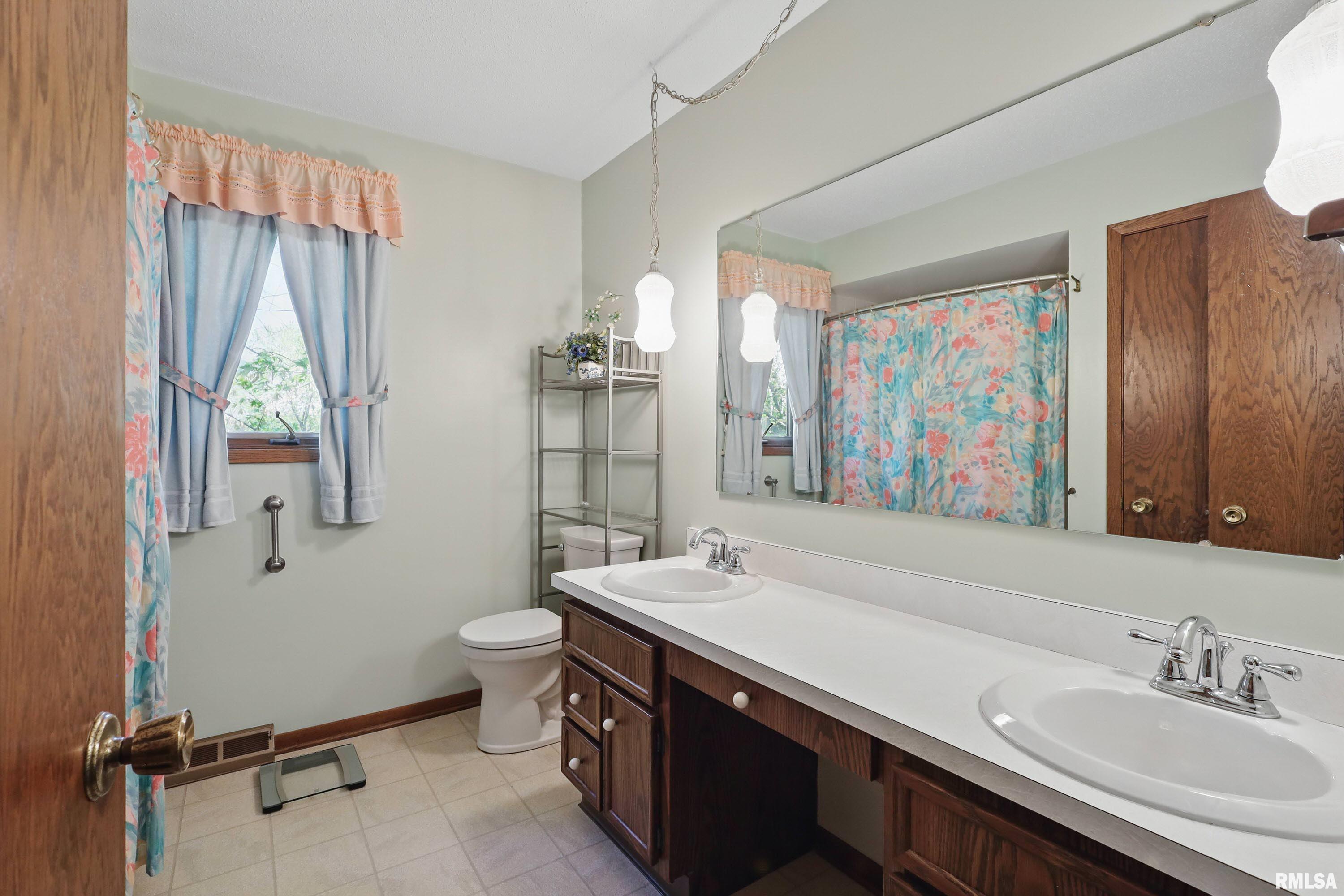 4890 Heatherstone Road, Bettendorf, Iowa image 23