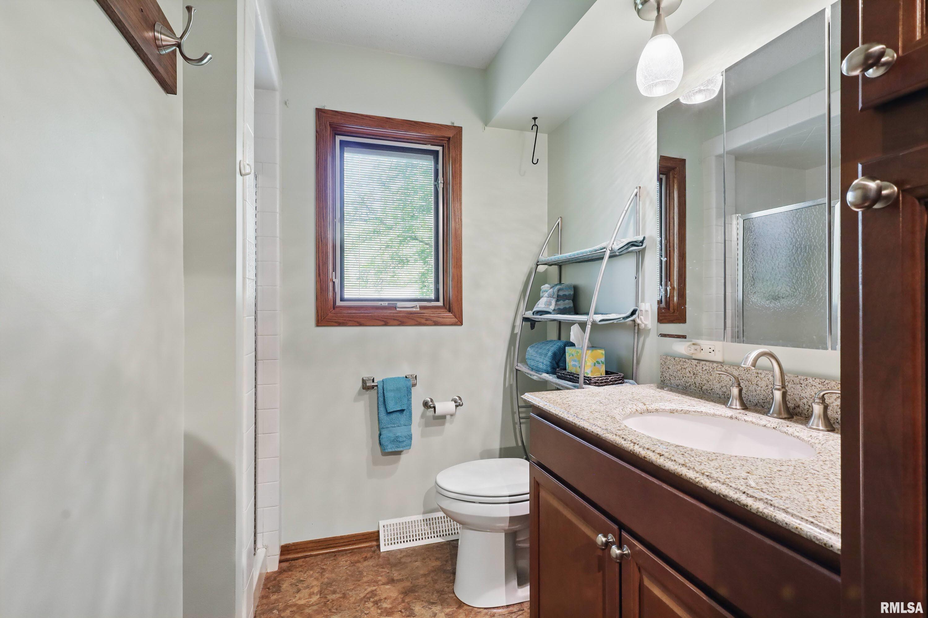 4890 Heatherstone Road, Bettendorf, Iowa image 17