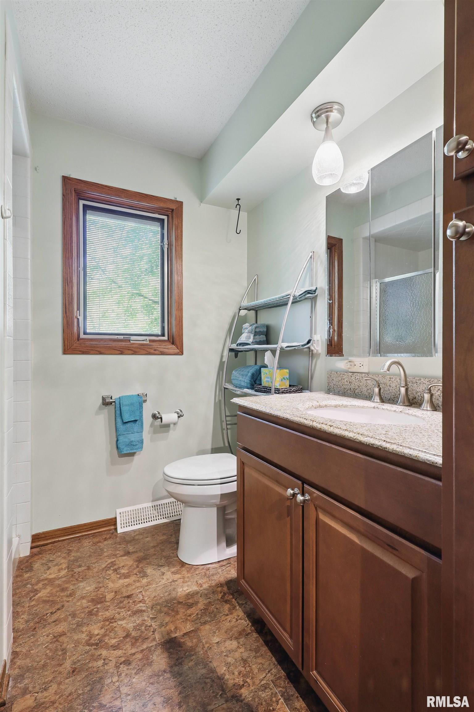 4890 Heatherstone Road, Bettendorf, Iowa image 18