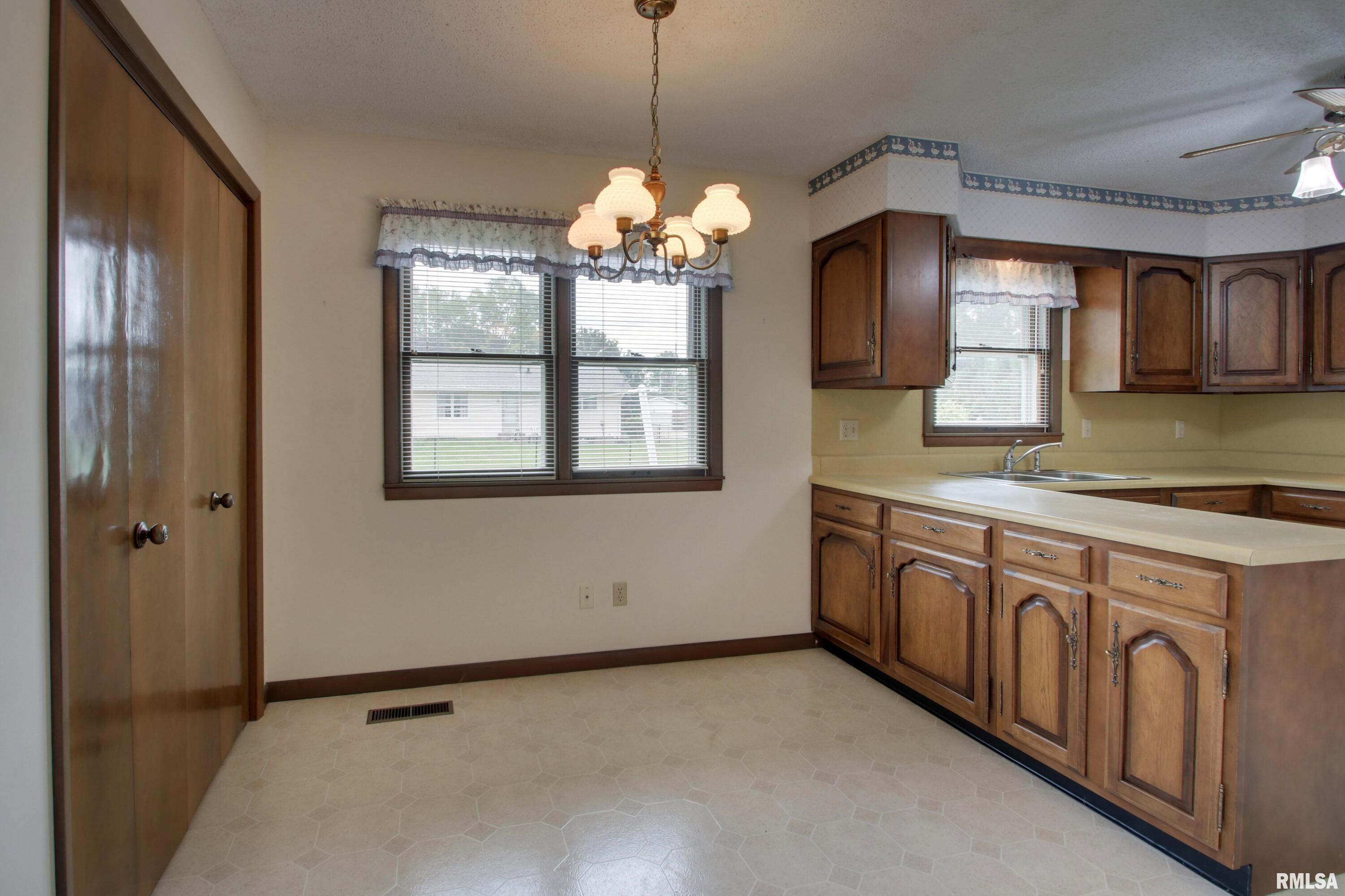 2816 N 11th Street, Quincy, Illinois image 6