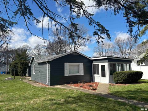 Homes For Sale - 405 S Gillet Street<br/> Logan County, Elkhart, IL 62634