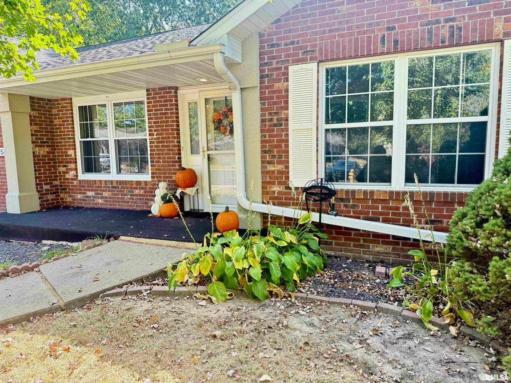 Photo of 6905 N FLAGSTONE Court, Peoria, IL 61615 (MLS # PA1262065)