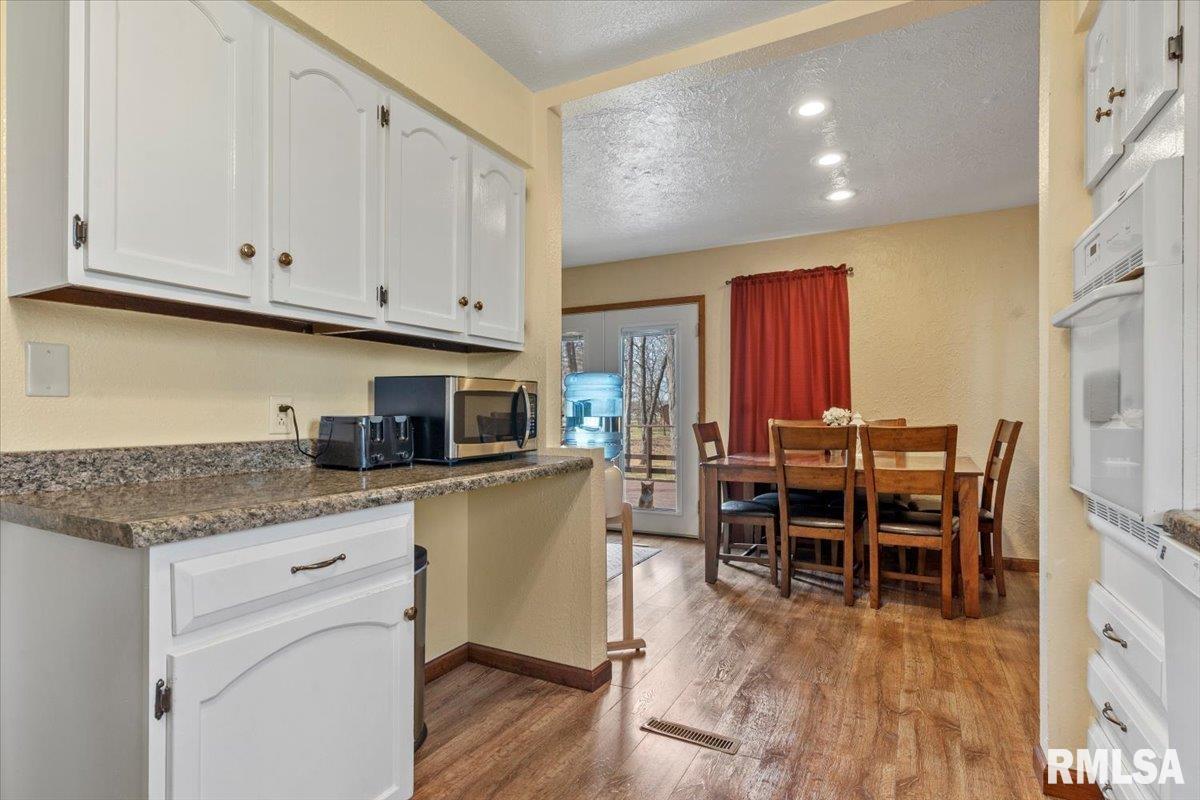 15674 N Lake Road, Girard, Illinois image 12