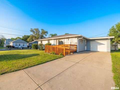 Homes For Sale - 104 N 12th Street<br/> Tazewell County, Pekin, IL 61554