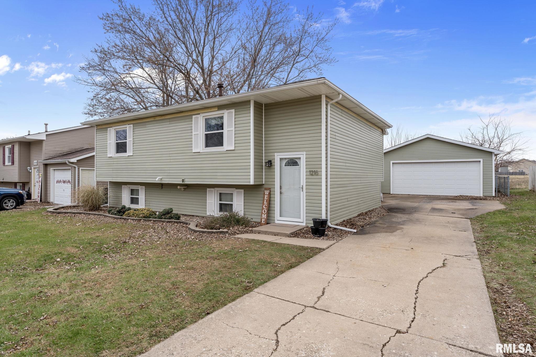 1216 Emerald Drive, Davenport, Iowa image 2