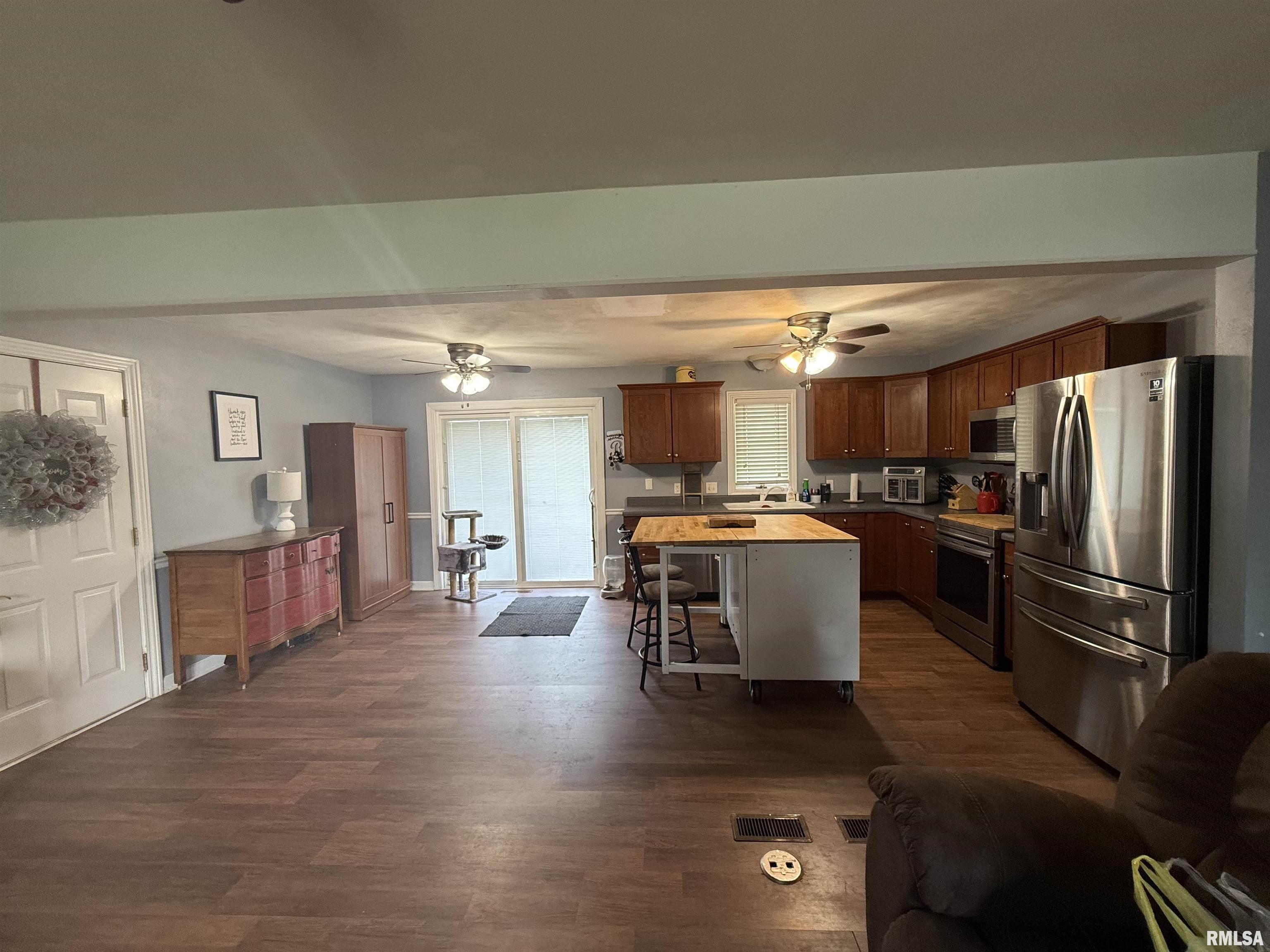172 E Meadow Lane, Walcott, Iowa image 2