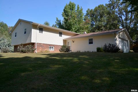 Homes For Sale - 13 Woodland Lane<br/> Macomb, IL 61455