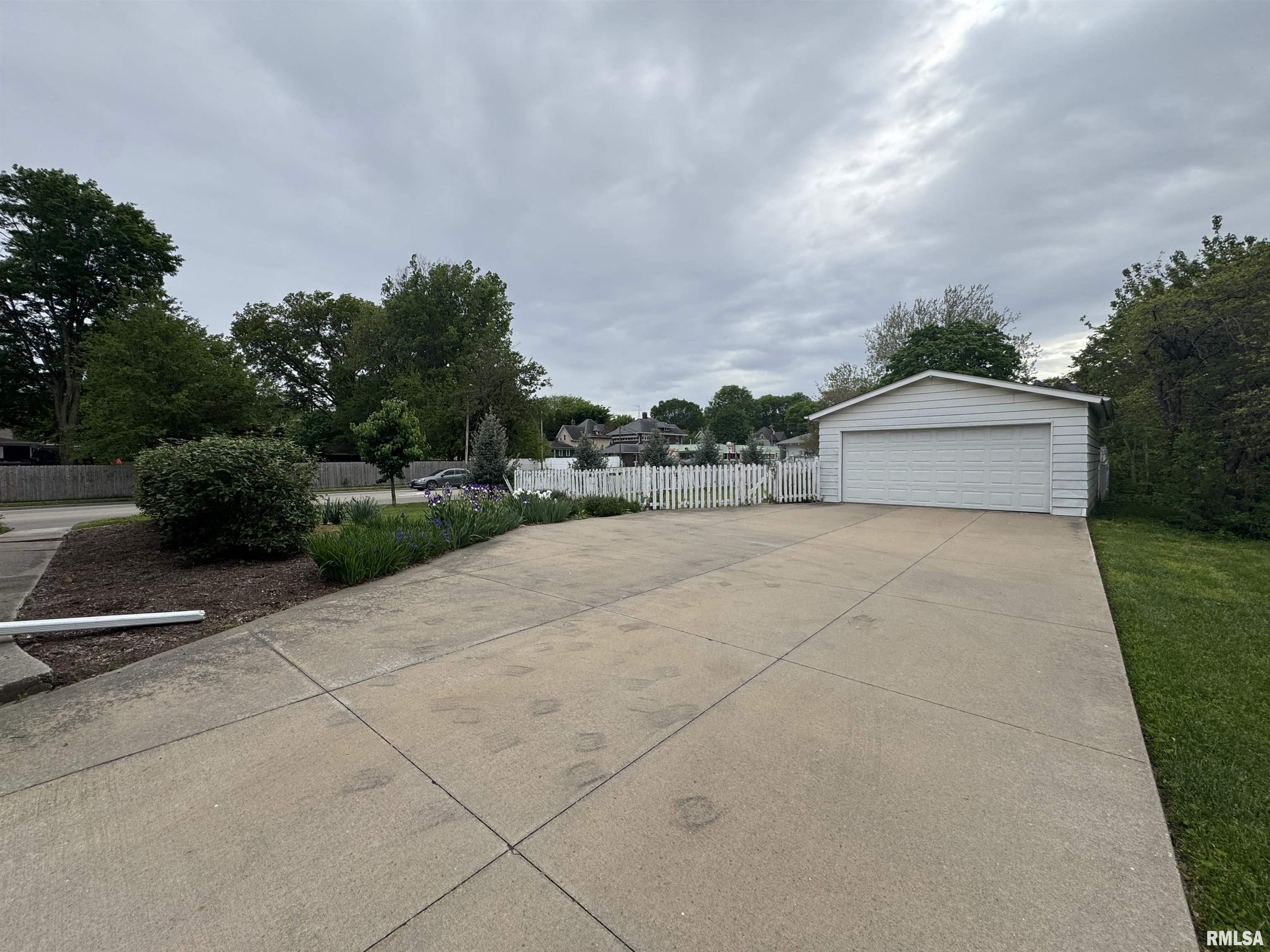1216 N Cherry Street, Galesburg, Illinois image 4