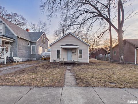 Homes For Sale - 1121 Pulaski Street<br/> Logan County, Lincoln, IL 62656