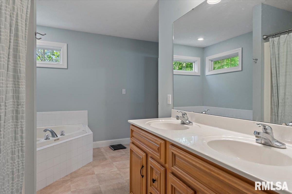 1213 Sugar Tree Court, Chatham, Illinois image 23