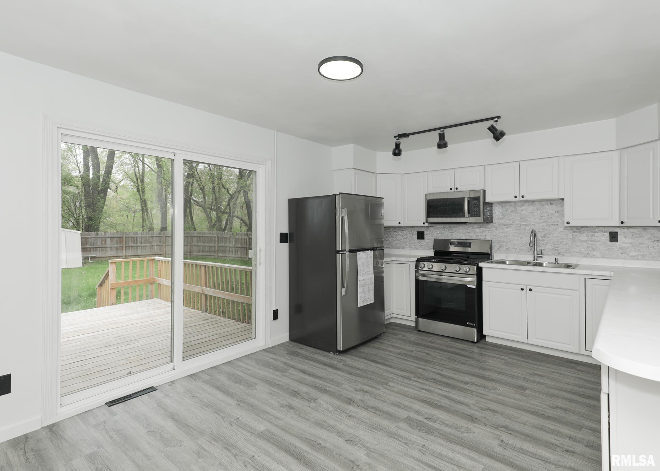 3200 9th Street Court, East Moline, Illinois image 4