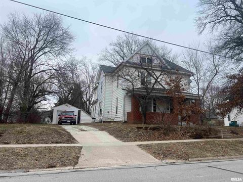 Homes For Sale - 332 W Calhoun Street<br/> Macomb, IL 61455