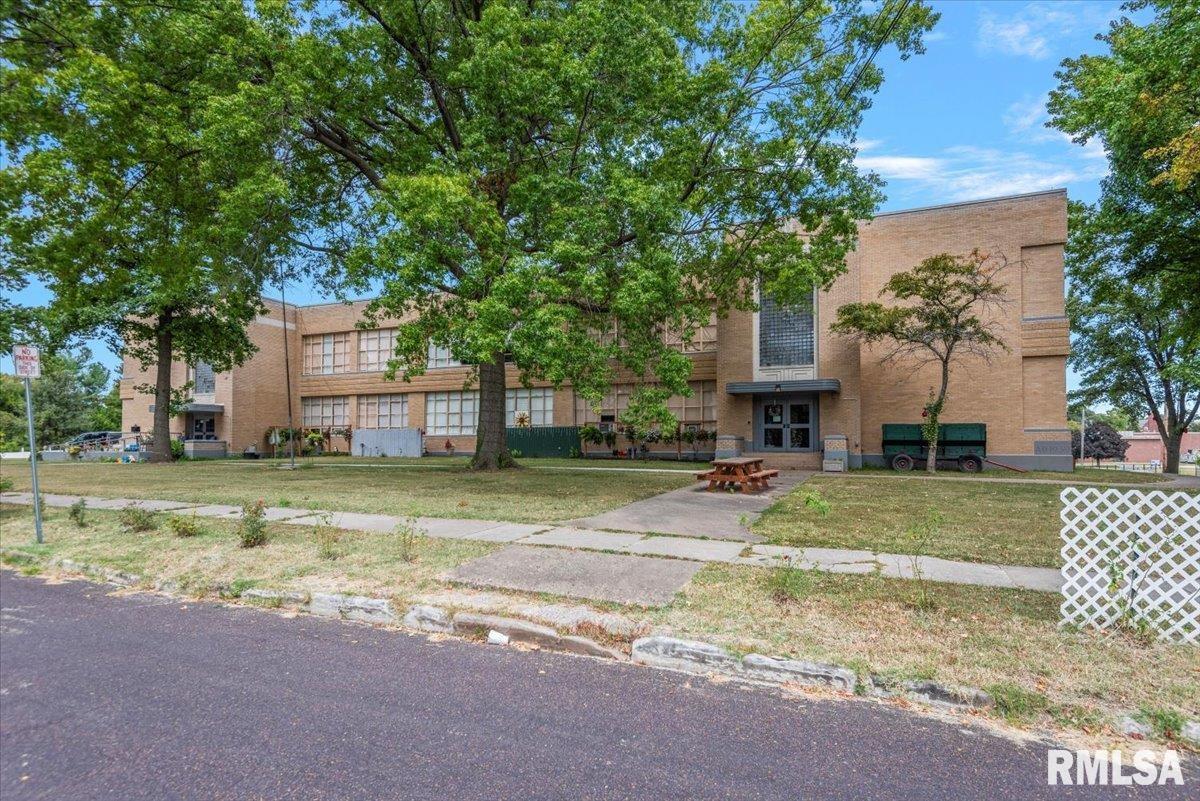 Photo 1 of 71 — 352 FRANKLIN Street, Jacksonville, IL 62650