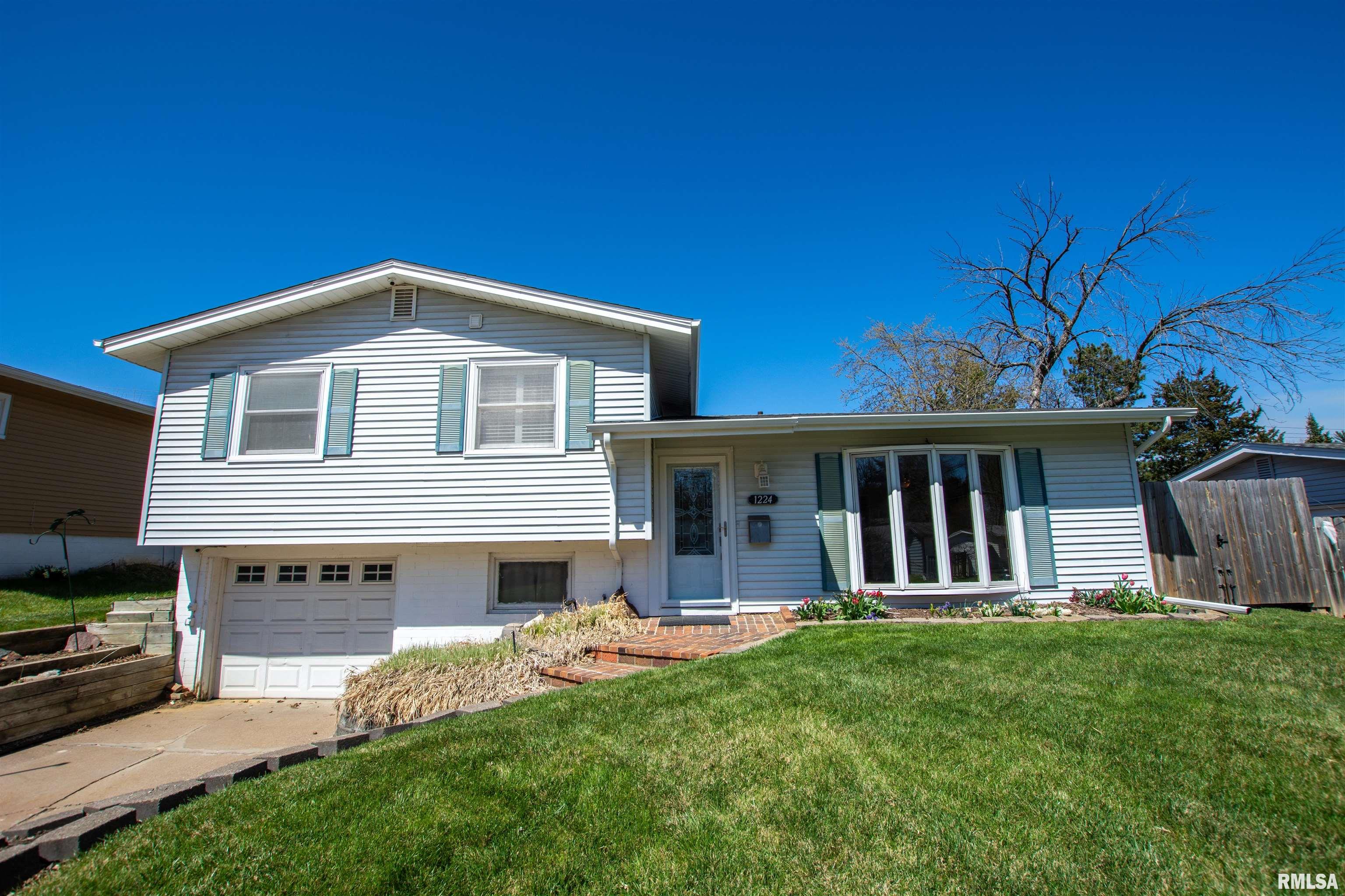 1224 Meadow Lane Drive, Bettendorf, Iowa image 3
