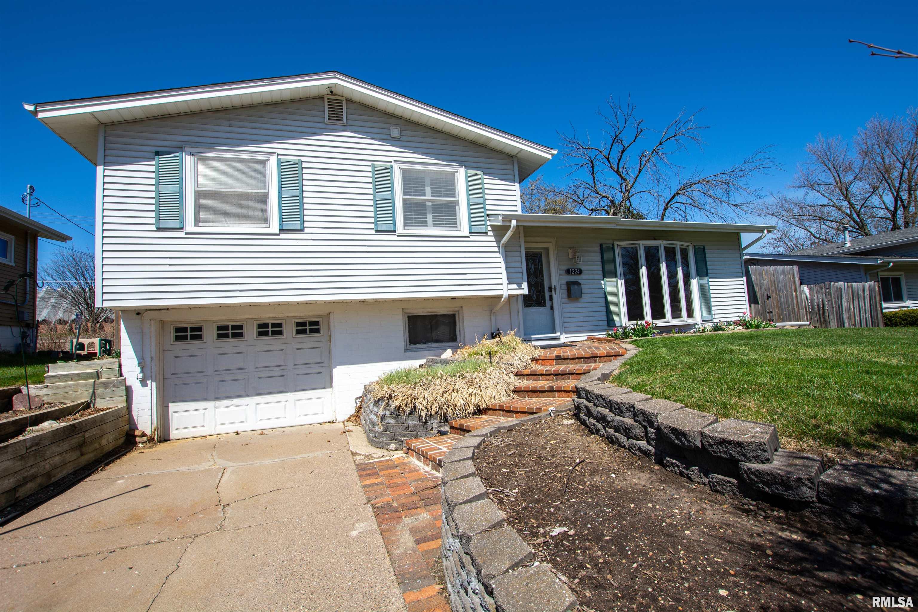 1224 Meadow Lane Drive, Bettendorf, Iowa image 1