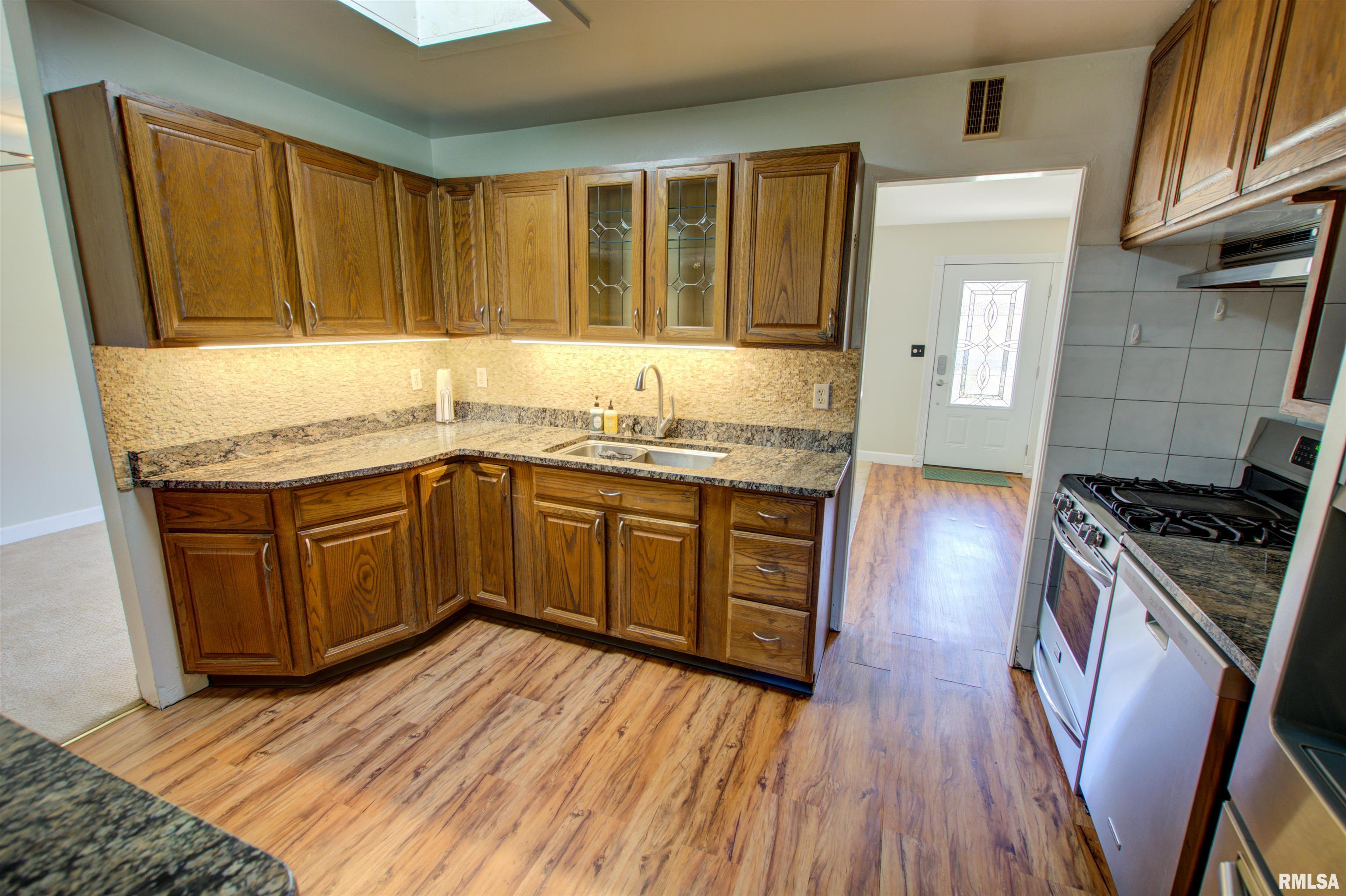 1224 Meadow Lane Drive, Bettendorf, Iowa image 16