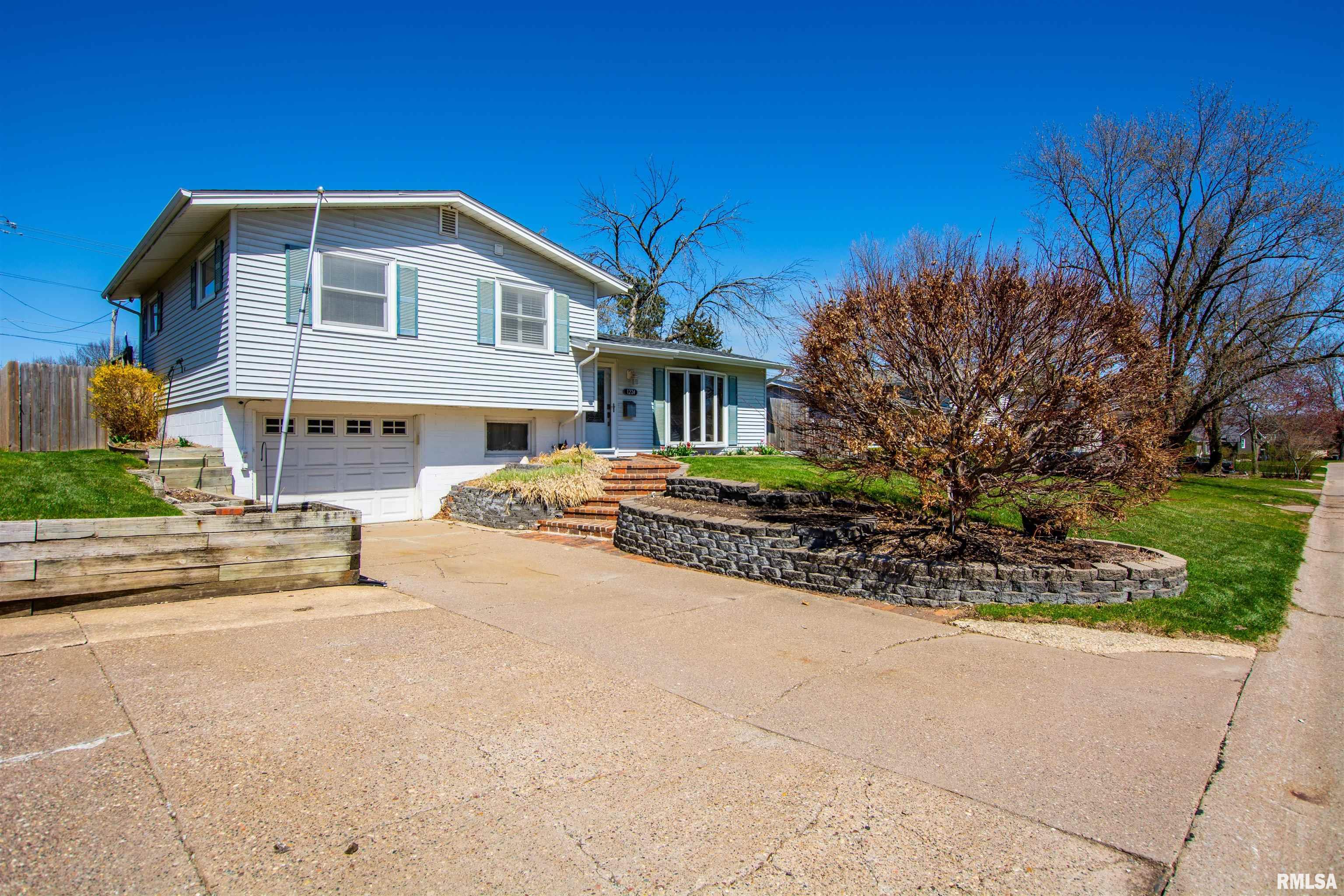 1224 Meadow Lane Drive, Bettendorf, Iowa image 4