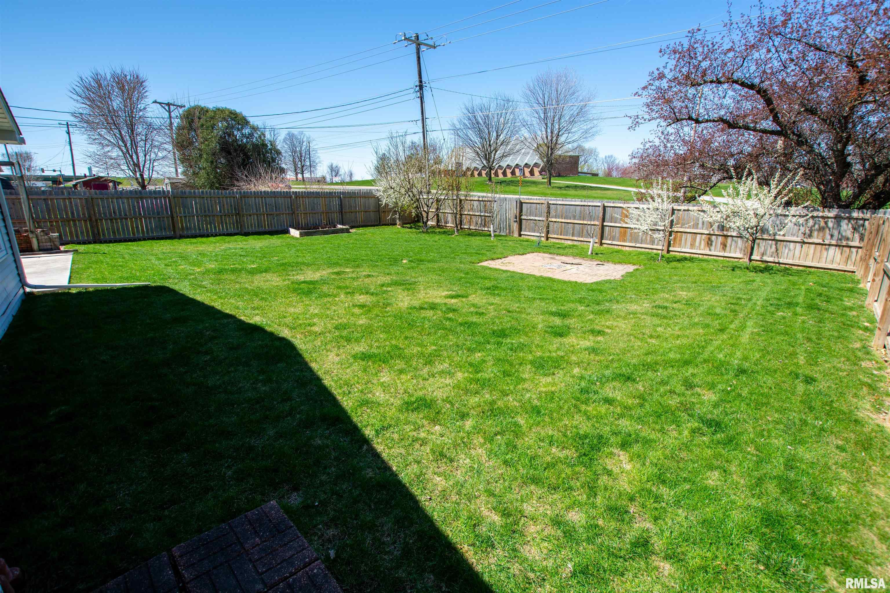 1224 Meadow Lane Drive, Bettendorf, Iowa image 11
