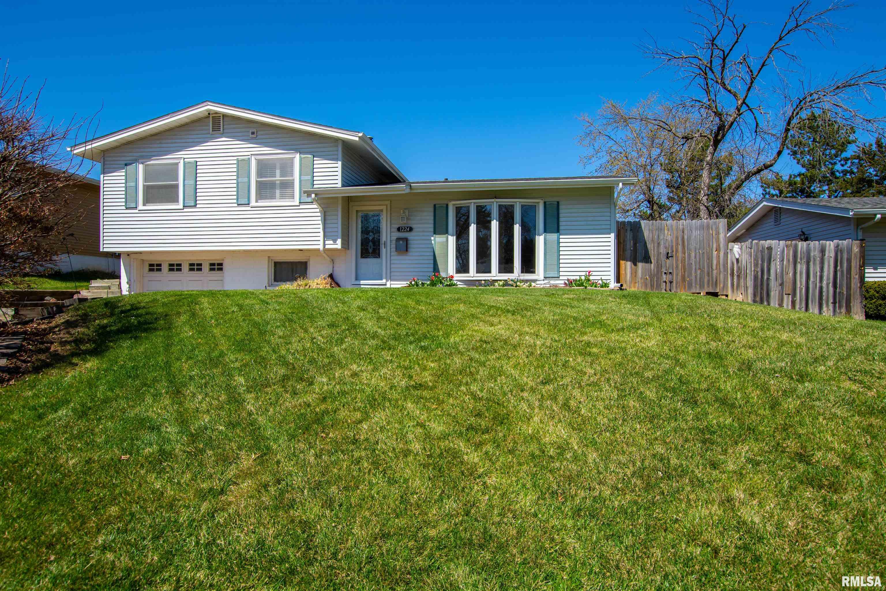 1224 Meadow Lane Drive, Bettendorf, Iowa image 2