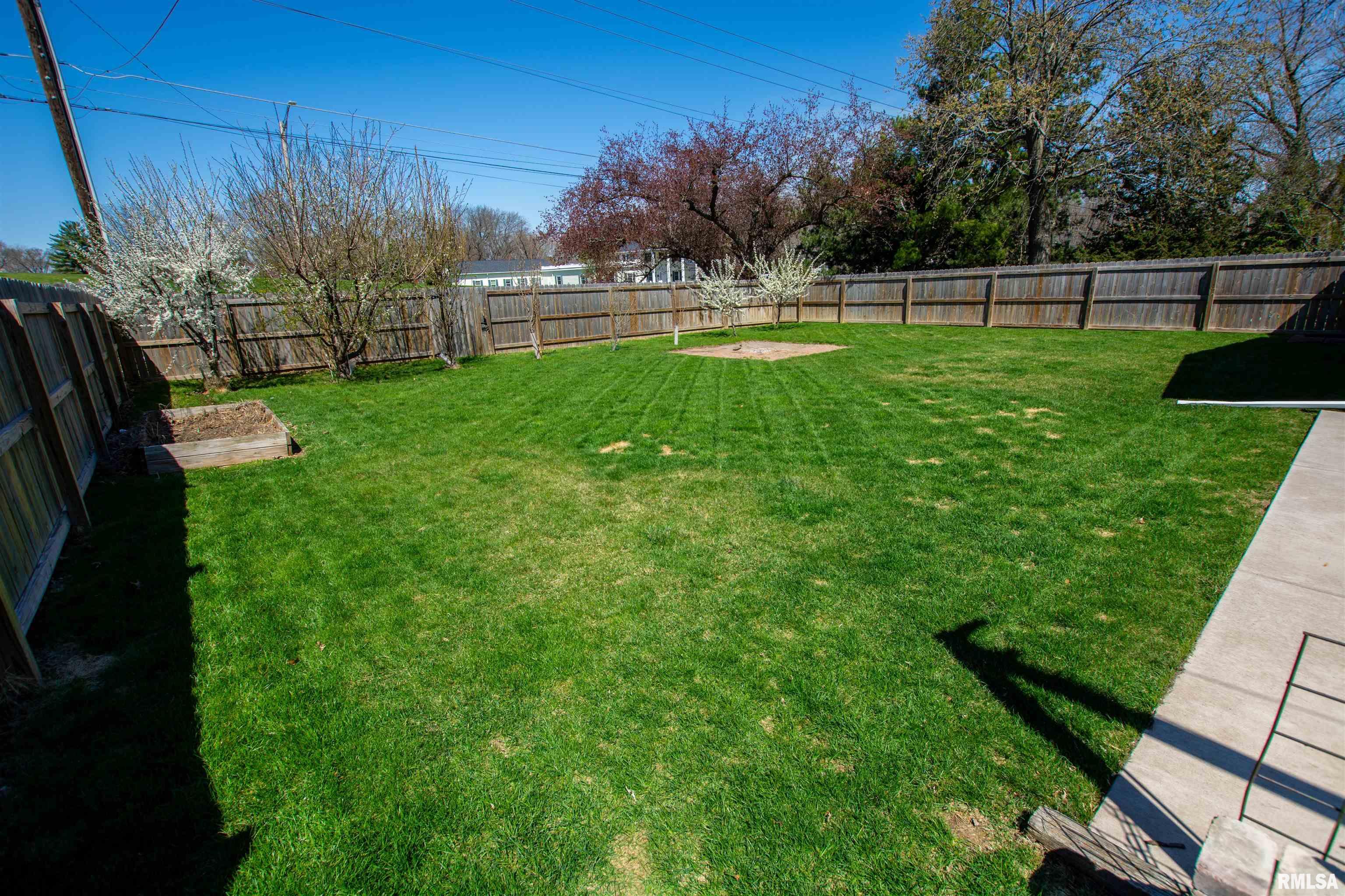 1224 Meadow Lane Drive, Bettendorf, Iowa image 12