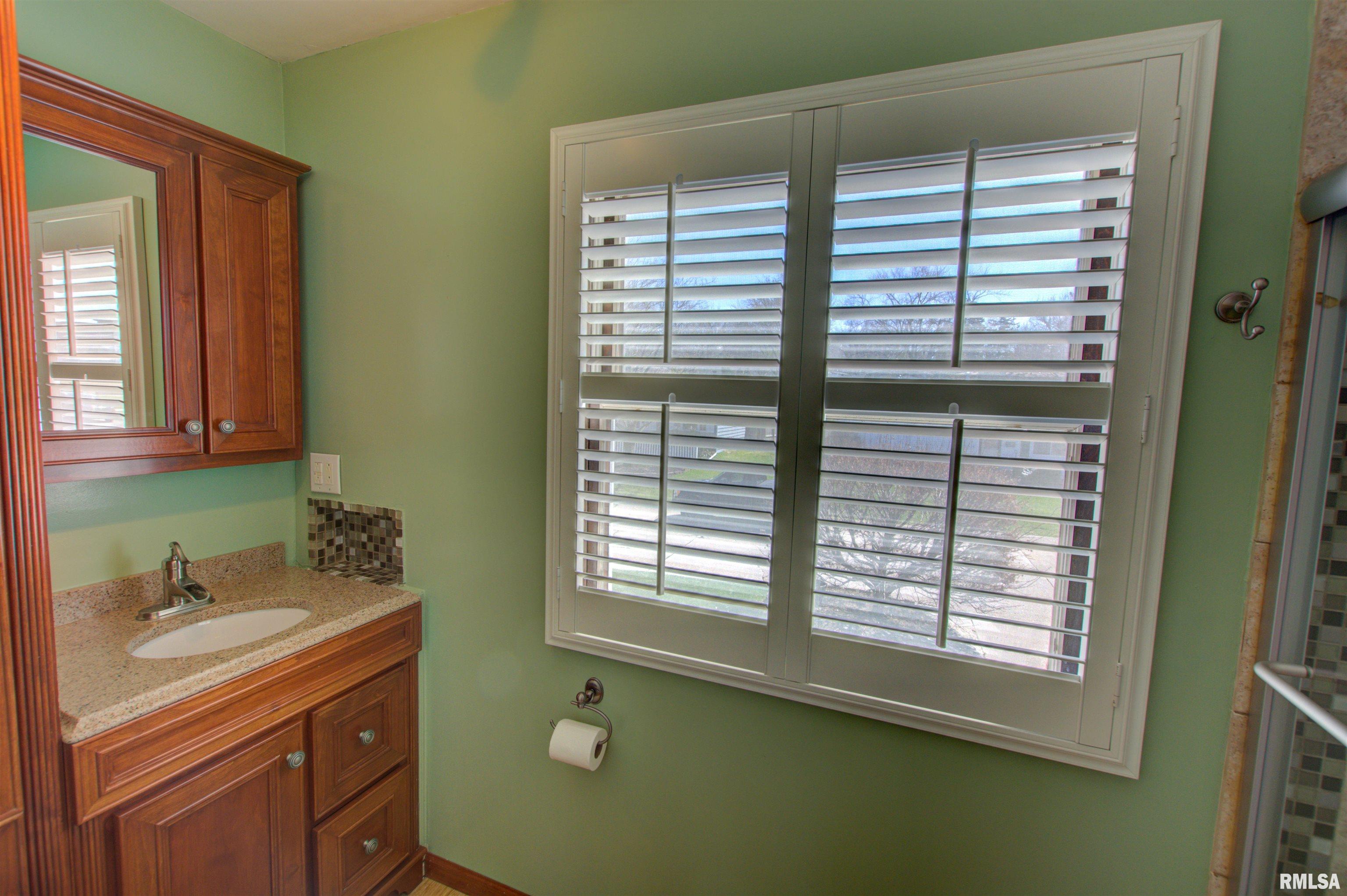 1224 Meadow Lane Drive, Bettendorf, Iowa image 23