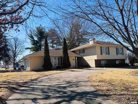 Homes For Sale - 201 Evergreen Drive<br/> Macomb, IL 61455