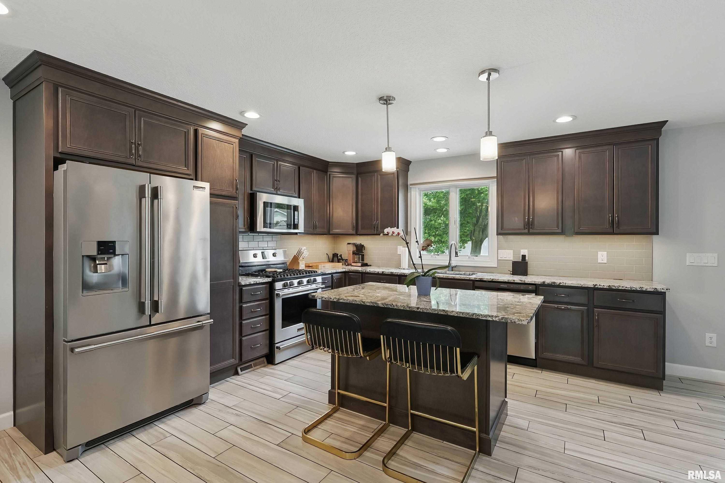 4821 Kynnelworth Drive, Bettendorf, Iowa image 10